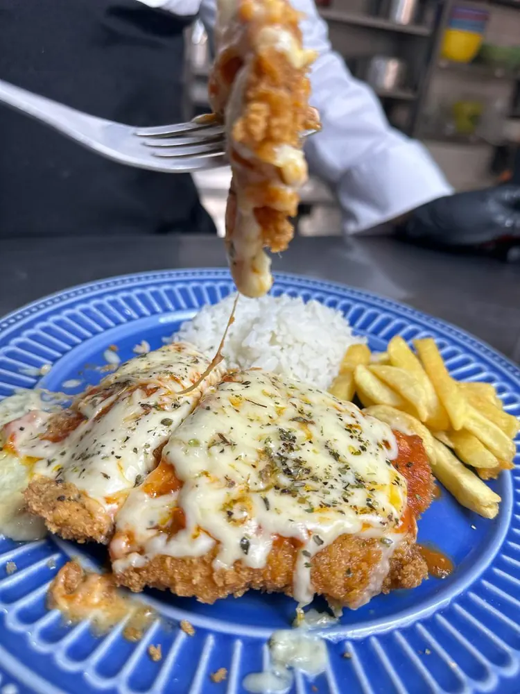 Frango à parmegiana com arroz e batata frita