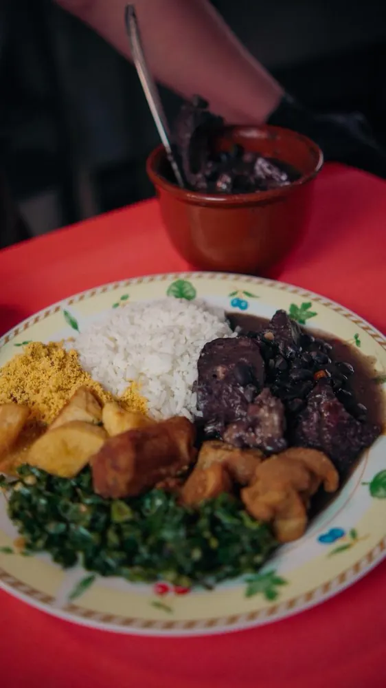 Feijoada completa com arroz, couve e farofa
