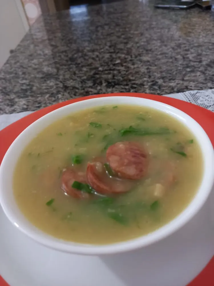 Sopa com linguiça e couve