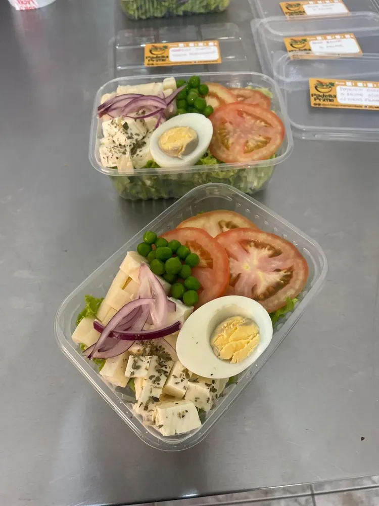 Salada com queijo, ovo, ervilha e tomate