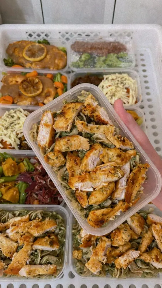 Frango grelhado com talharim ao pesto